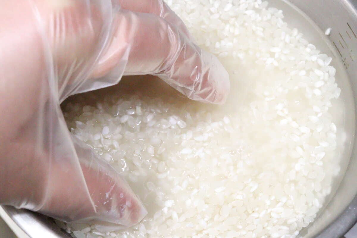 ダイソーのはずれにくいポリエチレン手袋で米を研ぐ