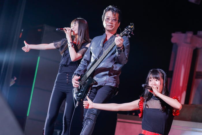 後藤次利(中央)/1周年記念コンサートの様子(C)Yoshifumi Shimizu