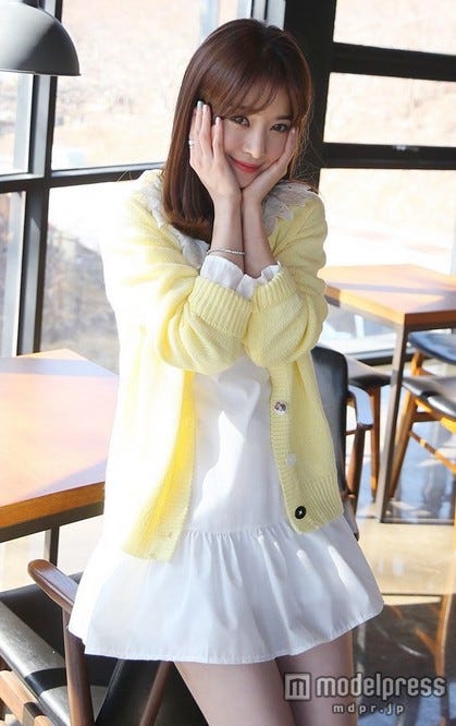 カーディガンと合わせて ホワイトAラインワンピース「OGAGE JAPAN」3,980円(税込)