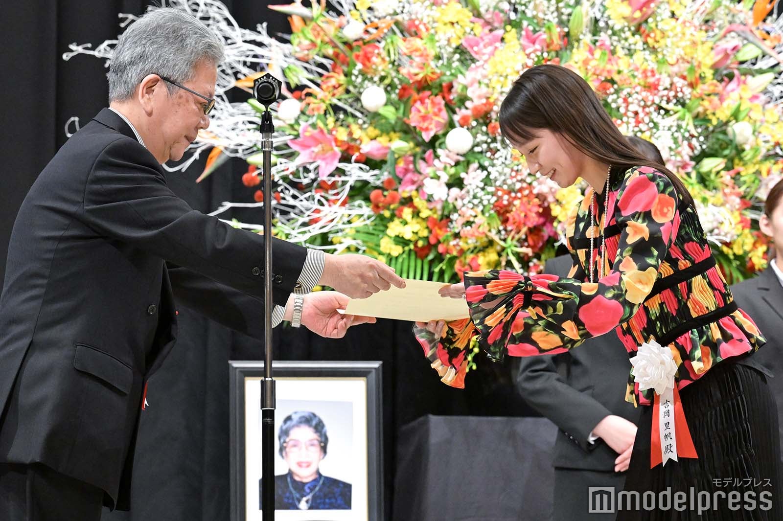 吉岡里帆の表彰の様子（C）モデルプレス