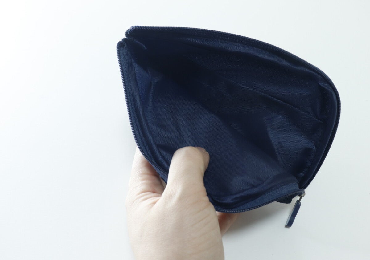 100均のポーチに拍手喝采！「目立たないのが逆に良い！」地味だけど即買いした理由とは？