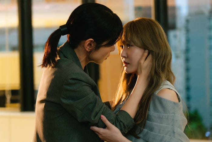 森カンナ、加藤史帆(C)「彩香ちゃんは弘子先輩に恋してる」製作委員会・MBS/最終話