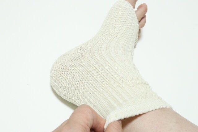 ダイソー　おうちケアシルク入オープントゥソックス　着用例