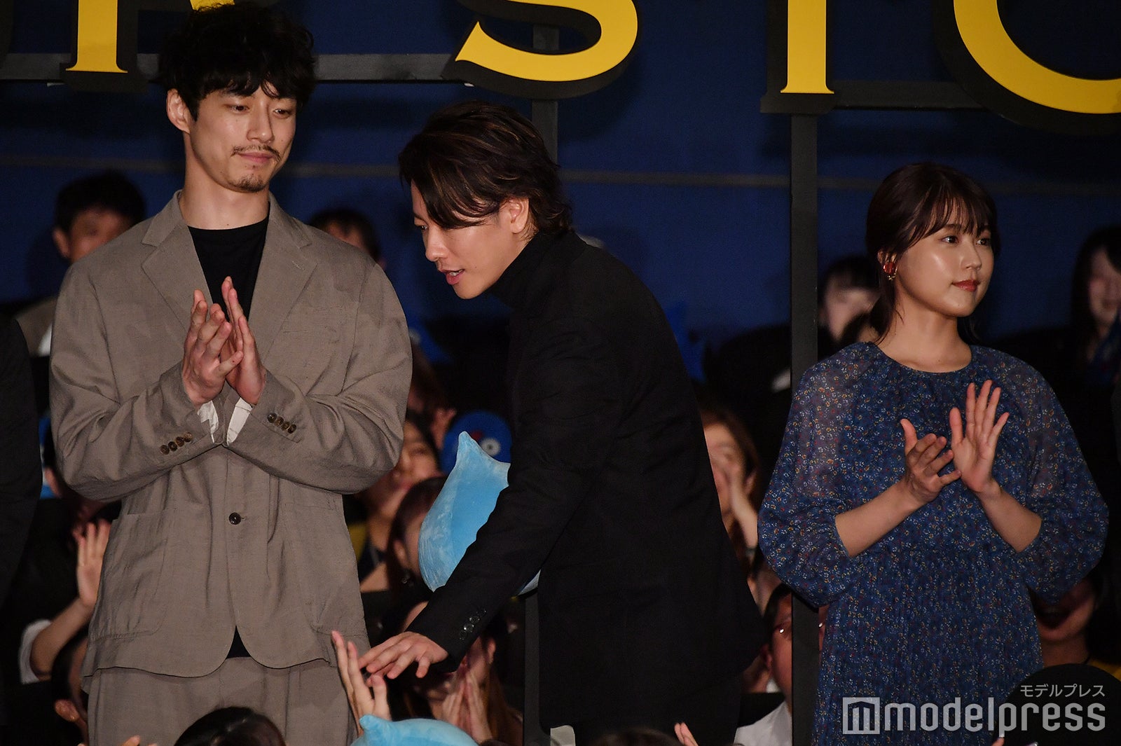 ファンサービスをする佐藤健（中央） （C）モデルプレス
