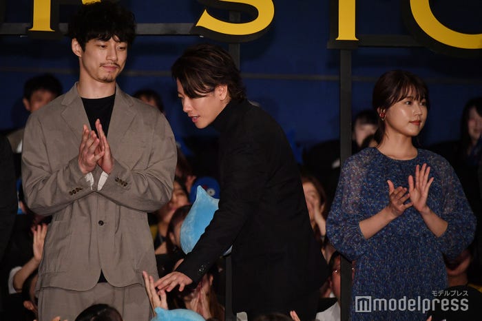 ファンサービスをする佐藤健(中央) (C)モデルプレス