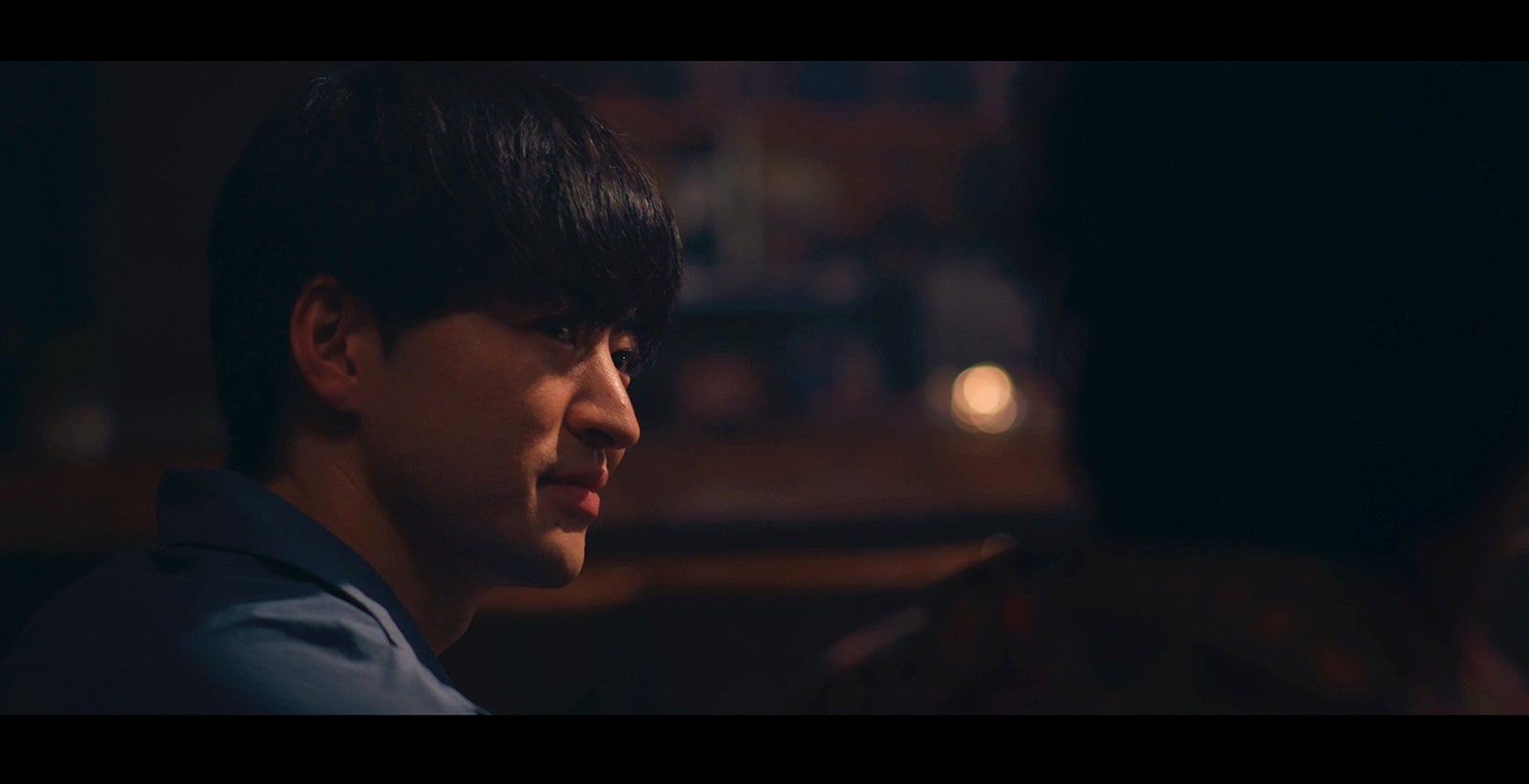 佐野玲於「ルリモハリモ」MVより（提供写真）