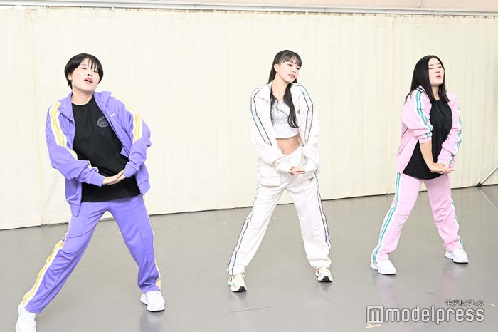 (左から)まひる、川口ゆりな、よしこ(C)モデルプレス