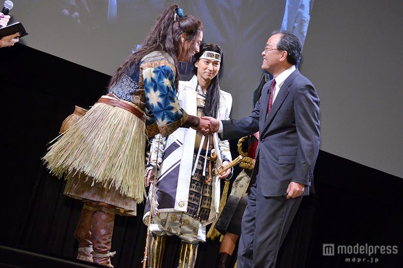 KDDI株式会社・田中孝司代表取締役社長と握手