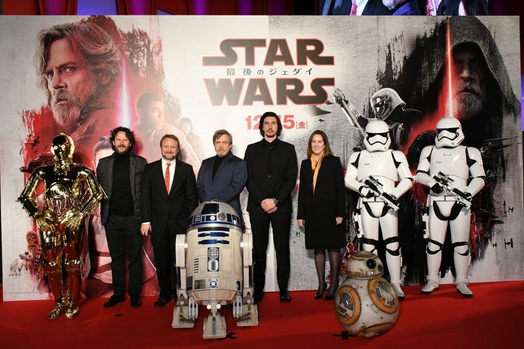 （人物左より）ラム・バーグマン、ライアン・ジョンソン、マーク・ハミル、アダム・ドライバー、キャスリーン・ケネディ（C）2017 Lucasfilm Ltd. All Rights Reserved.