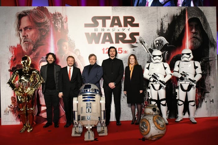 (人物左より)ラム・バーグマン、ライアン・ジョンソン、マーク・ハミル、アダム・ドライバー、キャスリーン・ケネディ(C)2017 Lucasfilm Ltd. All Rights Reserved.