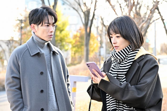 佐藤健、井上真央/ 「100万回 言えばよかった」第7話より(C)TBS