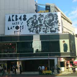 ポスターが掲出されたラフォーレ原宿