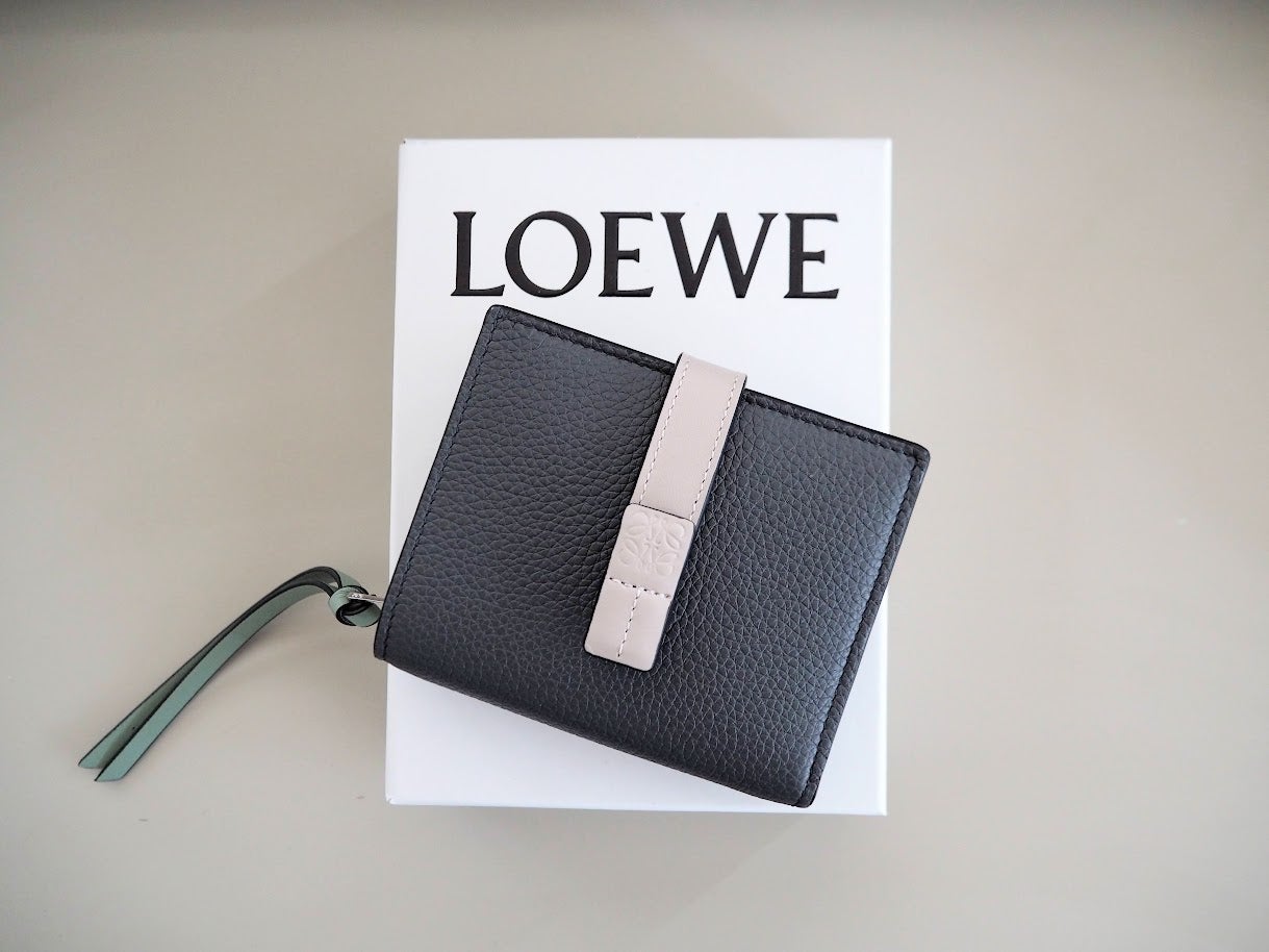 LOEWE】絶妙なサイズ感と上品さがたまらない「コンパクトウォレット