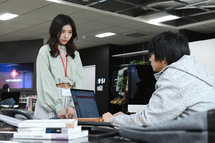 吉高由里子、向井理/「わたし、定時で帰ります。」第1話より(C)TBS