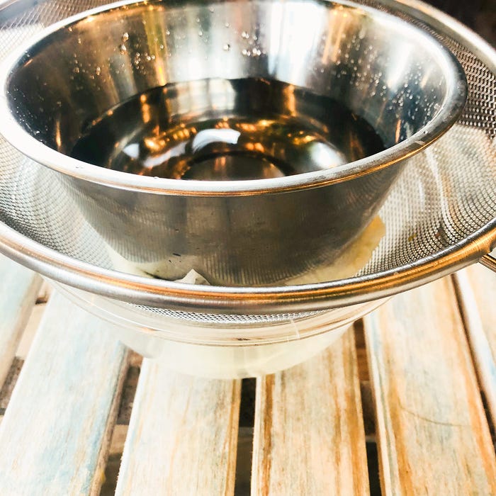 下準備:ヨーグルトをキッチンペーパーで包み、水切りしておく/画像提供:柏原歩