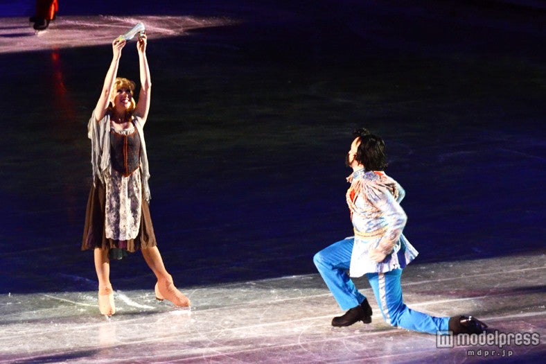 「ディズニー・オン・アイス」ガラスの靴のもう片方を持っていたシンデレラ