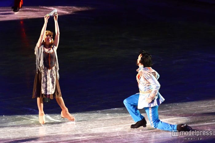 「ディズニー・オン・アイス」ガラスの靴のもう片方を持っていたシンデレラ