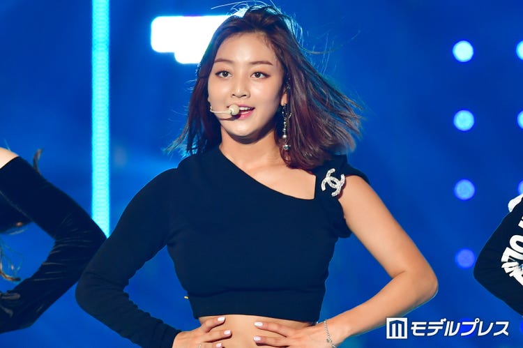 画像2 2 Twiceジヒョ ミニお団子ヘア のオフショット 真似したい 表情まで可愛い と世界中で反響 モデルプレス