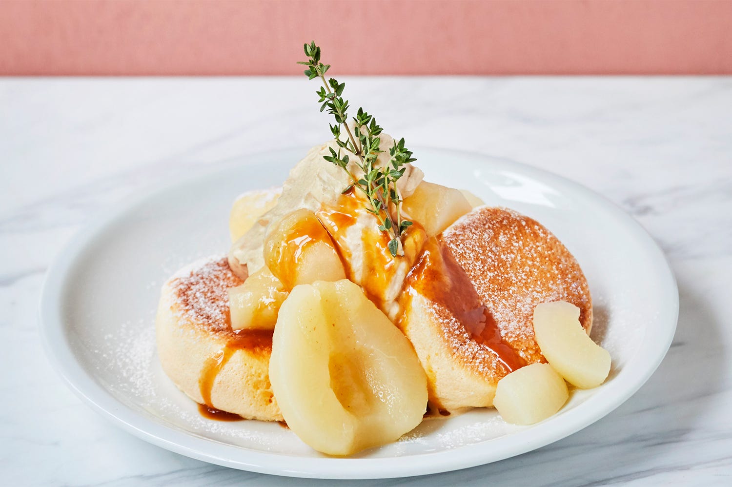 スフレパンケーキ専門店「フリッパーズ」代官山にOPEN、限定メニューは洋梨丸ごと1個使用