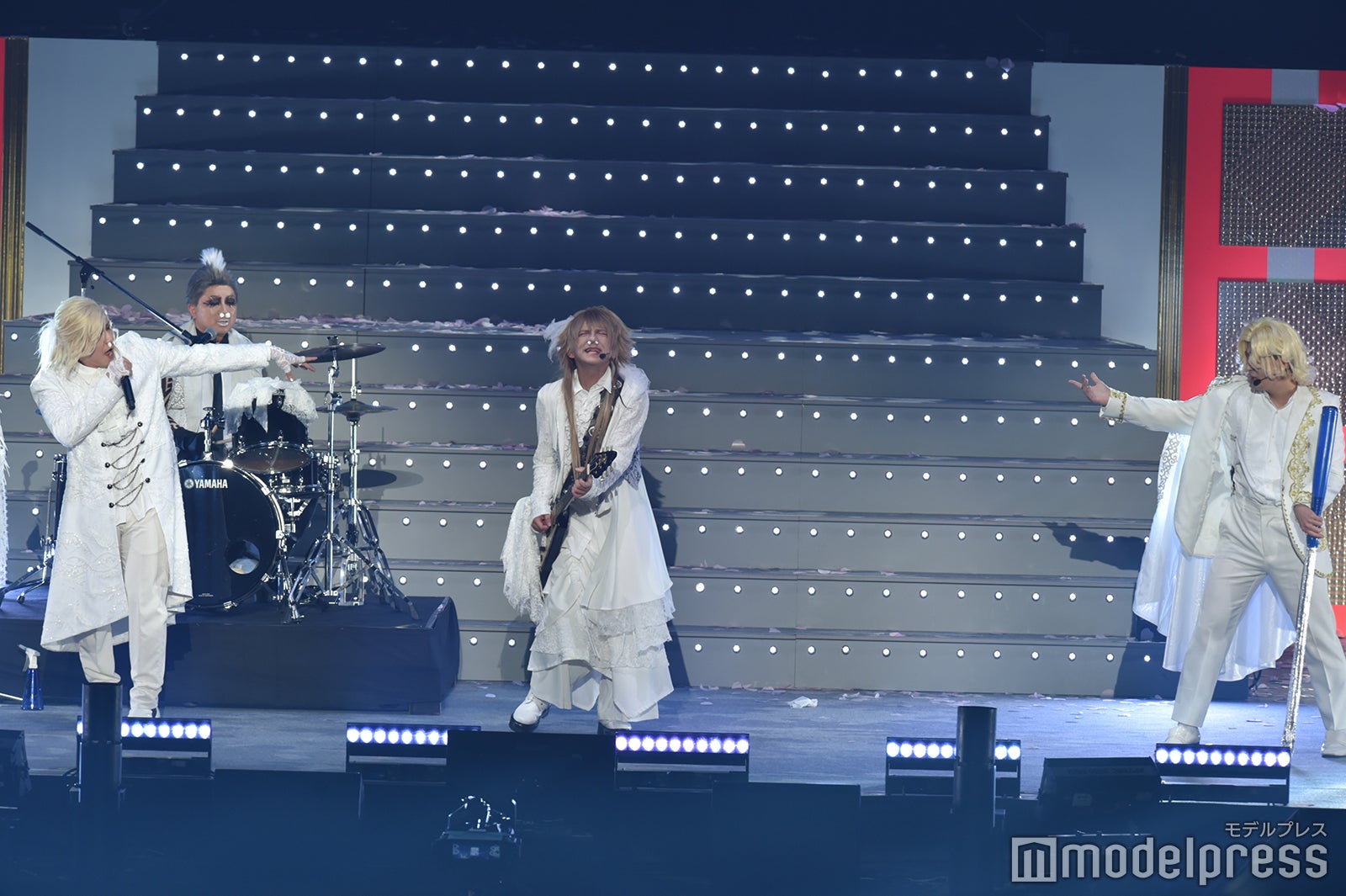 Zumari（向井慧）をとりあうKushamiとプラスドライバ「『有吉の壁』Break Artist Live’22」（C）モデルプレス