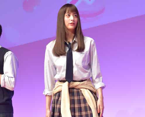 山本美月、ミニスカ制服で美脚披露「スースーする」JK姿に歓声