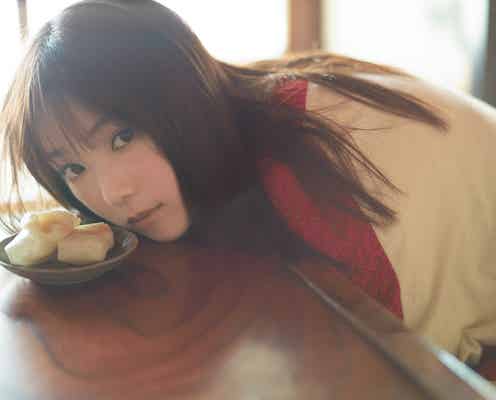 乃木坂46与田祐希、和室で寝そべりキュートにくつろぐ