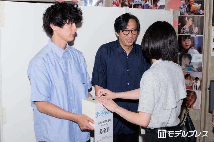 募金活動を行う高良健吾、行定勲監督(C)モデルプレス