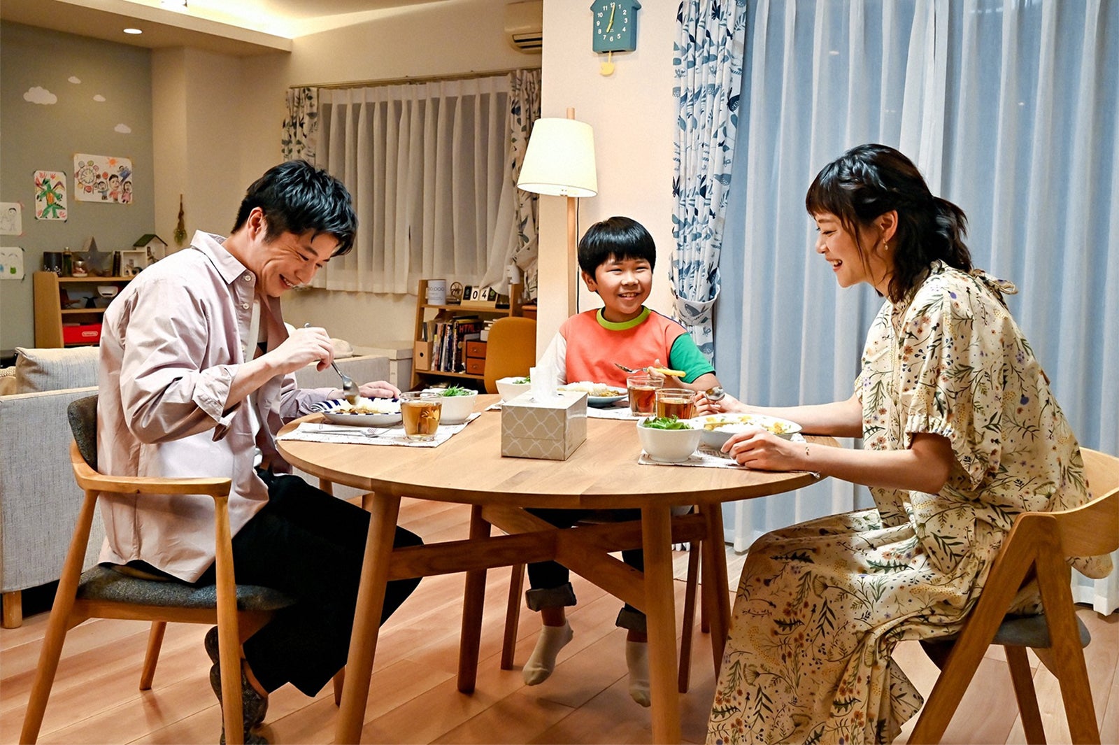 田中圭、鈴木楽、上野樹里／「持続可能な恋ですか？～父と娘の結婚行進曲～」第7話より（C）TBS