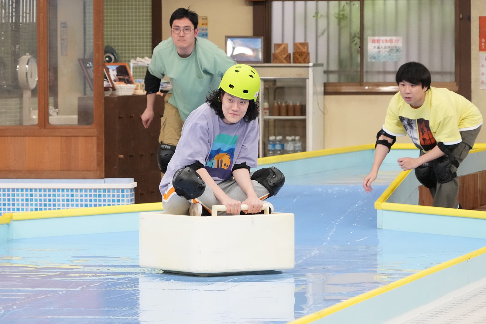 （左から）菊田竜大、粗品、秋山寛貴（C）フジテレビ