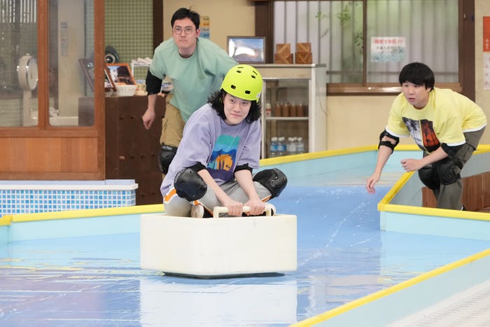 (左から)菊田竜大、粗品、秋山寛貴(C)フジテレビ