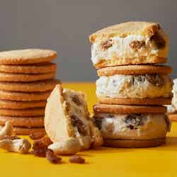 レアチーズサンド(レーズン&カシューナッツ)250円/画像提供:ルミネ