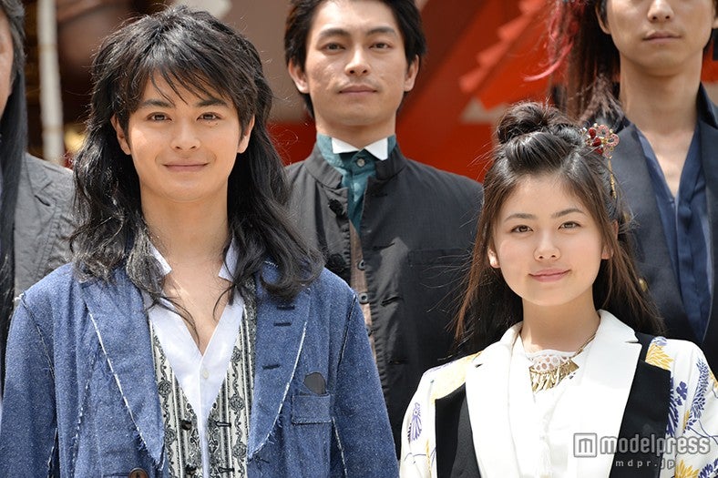 （左から）瀬戸康史、小芝風花