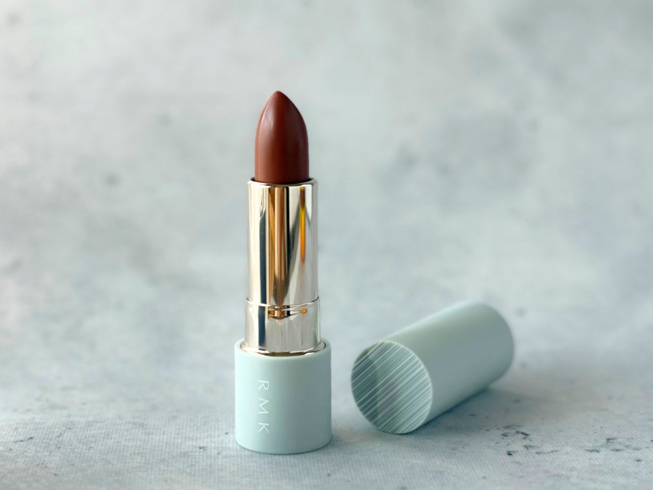 RMK「ザ マット リップカラー」の低温ブラウンベージュでつくる、冬から春へのおだやかシフト