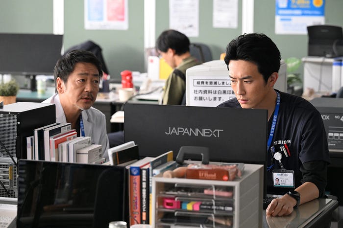 大森南朋、杉野遥亮「マウンテンドクター」第9話より(C)カンテレ