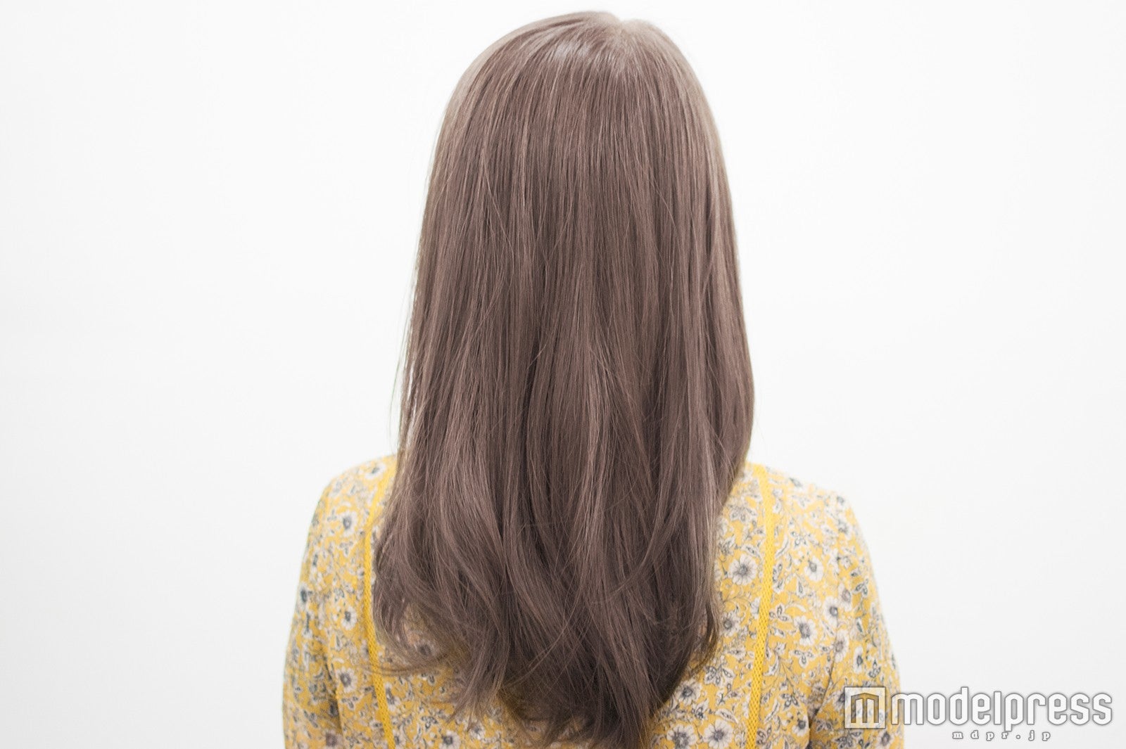 バックアングルから（C）モデルプレス