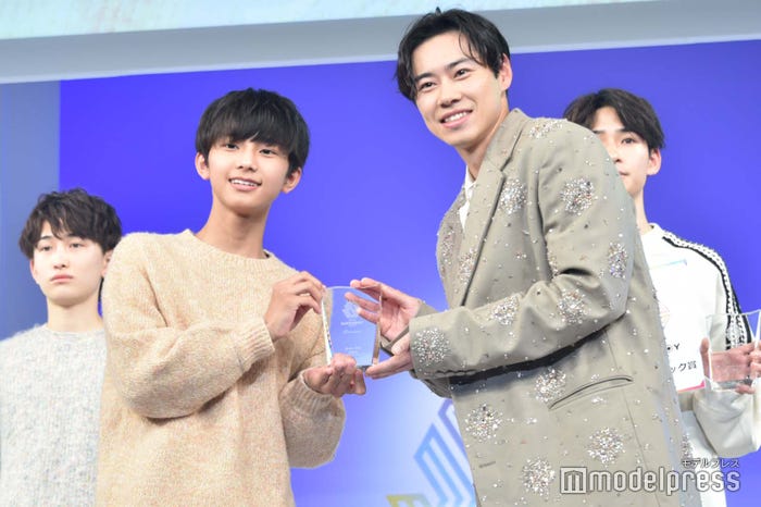 冨樫庵さん、戸塚純貴(C)モデルプレス