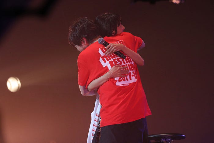 熱いハグを交わす満島ひかり&三浦大知(提供写真)