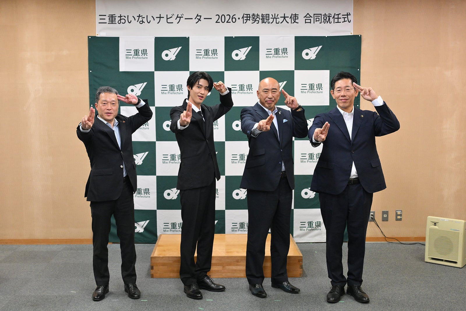 一見勝之知事、曽野舜太、木造隆誠会長、鈴木健一市長（提供写真）