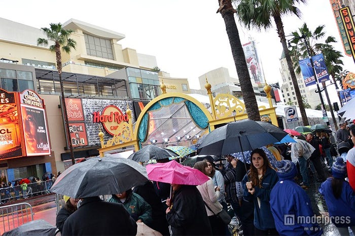 実写版映画「シンデレラ」ワールドプレミア/会場の外にも人集り