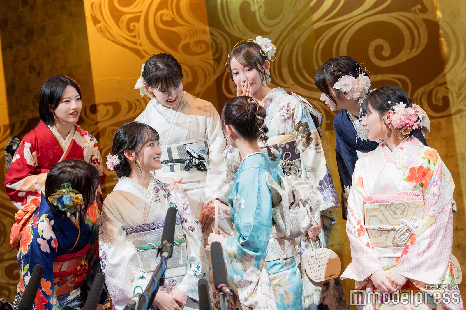 発表の仕方で盛り上がる8人（C）モデルプレス