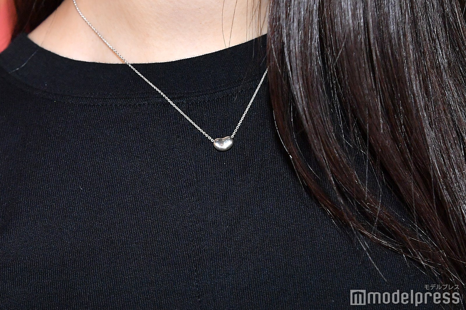 小ぶりネックレスが可愛い（C）モデルプレス