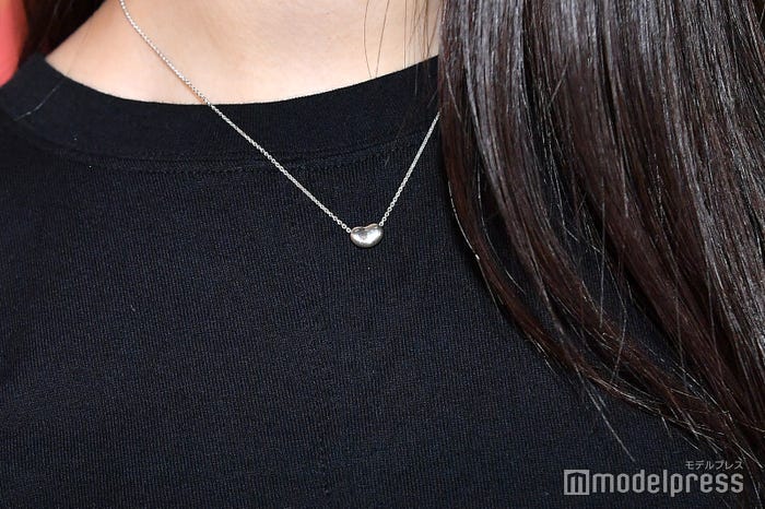 小ぶりネックレスが可愛い(C)モデルプレス