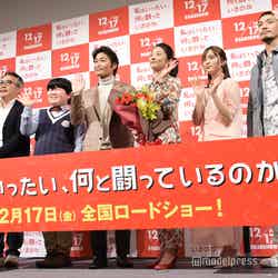 （左から）李闘士男監督、小山春朋、安田顕、小池栄子、岡田結実、SWAY（C）モデルプレス