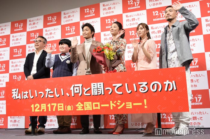 (左から)李闘士男監督、小山春朋、安田顕、小池栄子、岡田結実、SWAY(C)モデルプレス