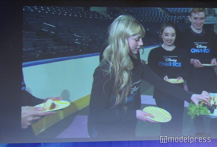 宮舘涼太が現地スケーターに手料理振る舞う様子(C)モデルプレス