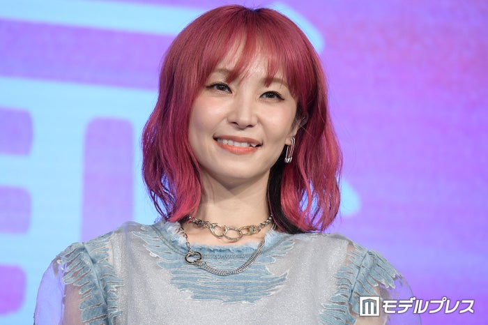 LiSA、膝上ミニで美脚スラリ 台湾でのデビュー15周年会見ショットに反響「スタイル良すぎ」「世界の歌姫」