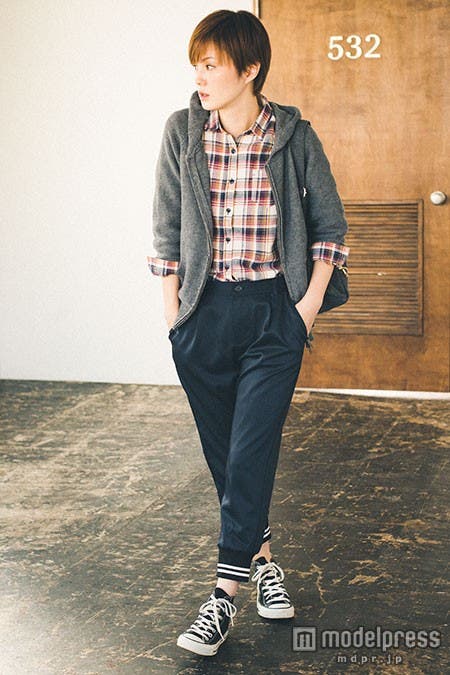 ニットパーカー¥6,400、チェックシャツ¥3,300(期間限定セットで購入すると¥6,900+tax)