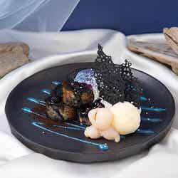 ブルーベリーフレンチトースト〜 バニラアイス添え 〜税込1,990円(C)BELIFT LAB Inc.All Rights Reserved.