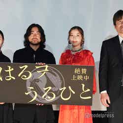 （左から）坂井真紀、山田孝之、仲里依紗、佐藤二朗（C）モデルプレス