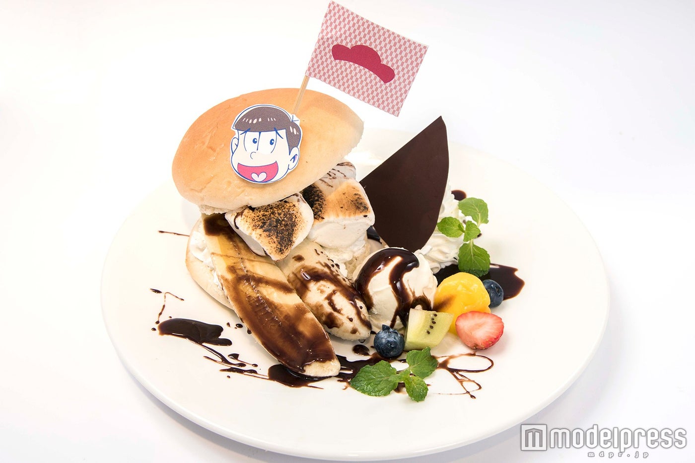 おそ松のチョコバナナバーガー1,598円（税込）（C）赤塚不二夫／おそ松さん制作委員会